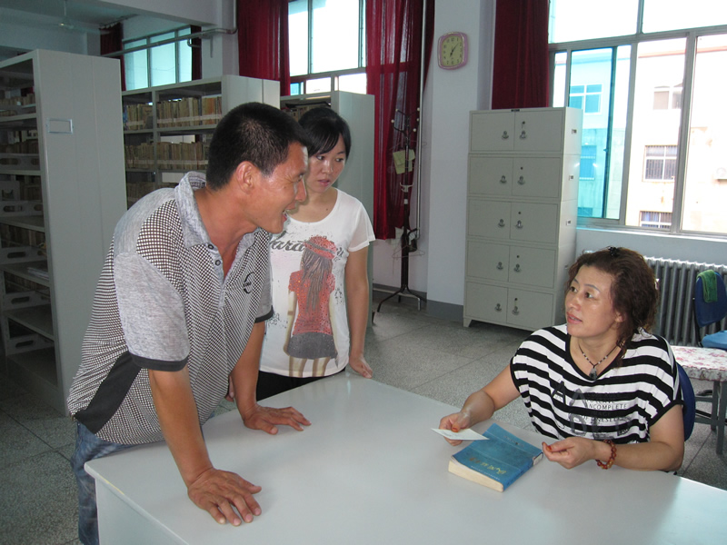 某某图书馆实施免费开放以来，积极为读者提供人性化服务